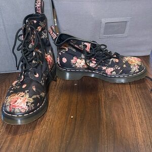 Dr Marten 11821 canvas floral. Size 7 US women